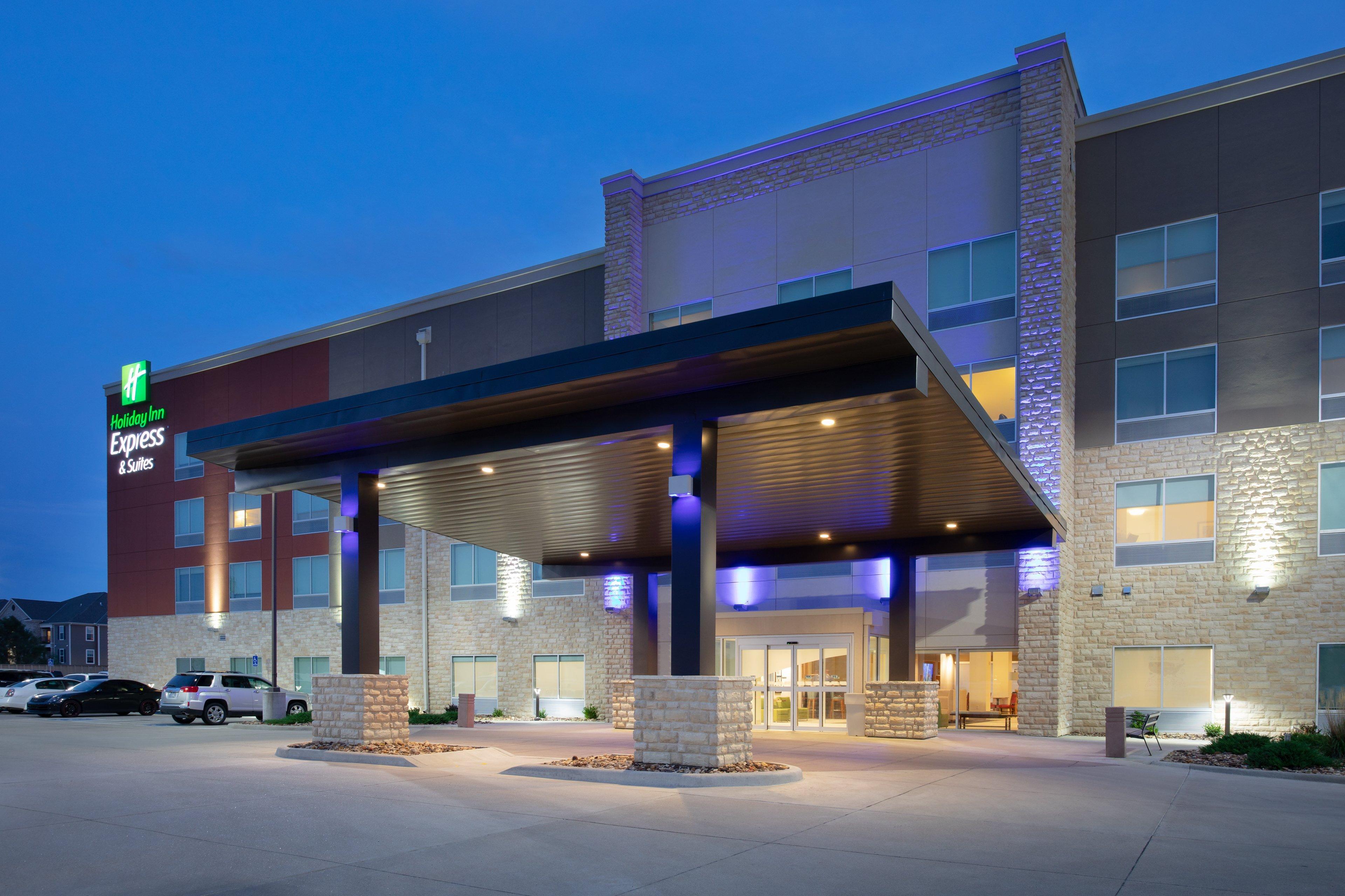 Holiday Inn Express & Suites Great Bend By Ihg Exterior photo