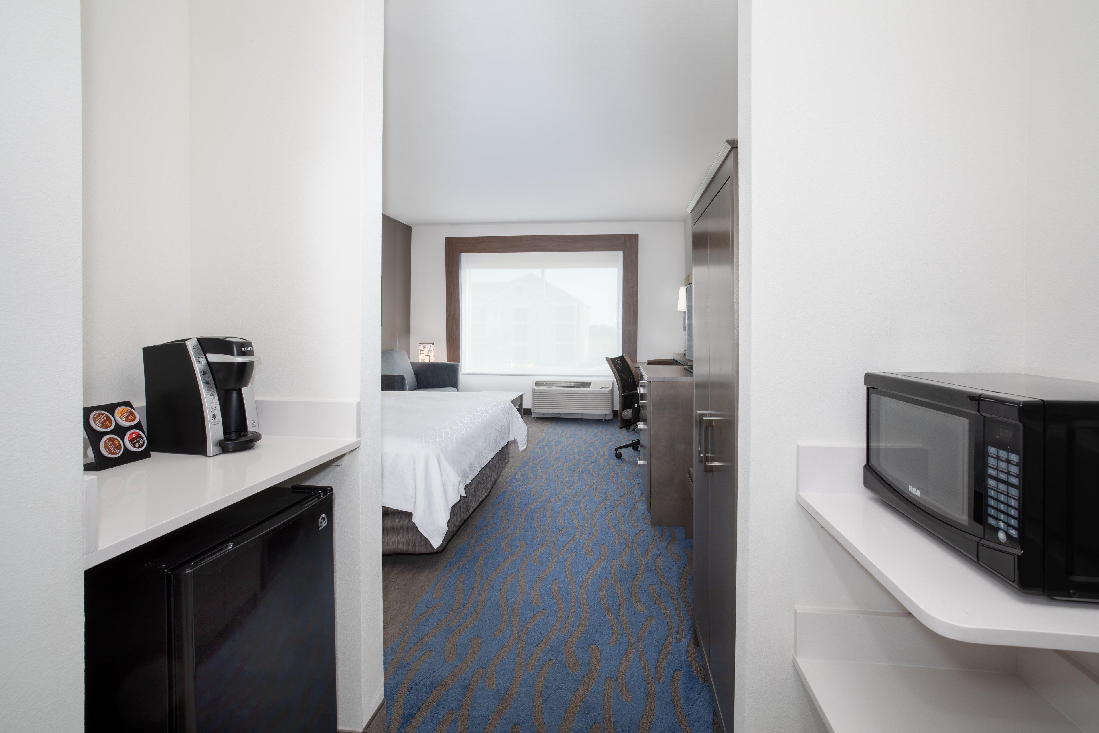 Holiday Inn Express & Suites Great Bend By Ihg Exterior photo