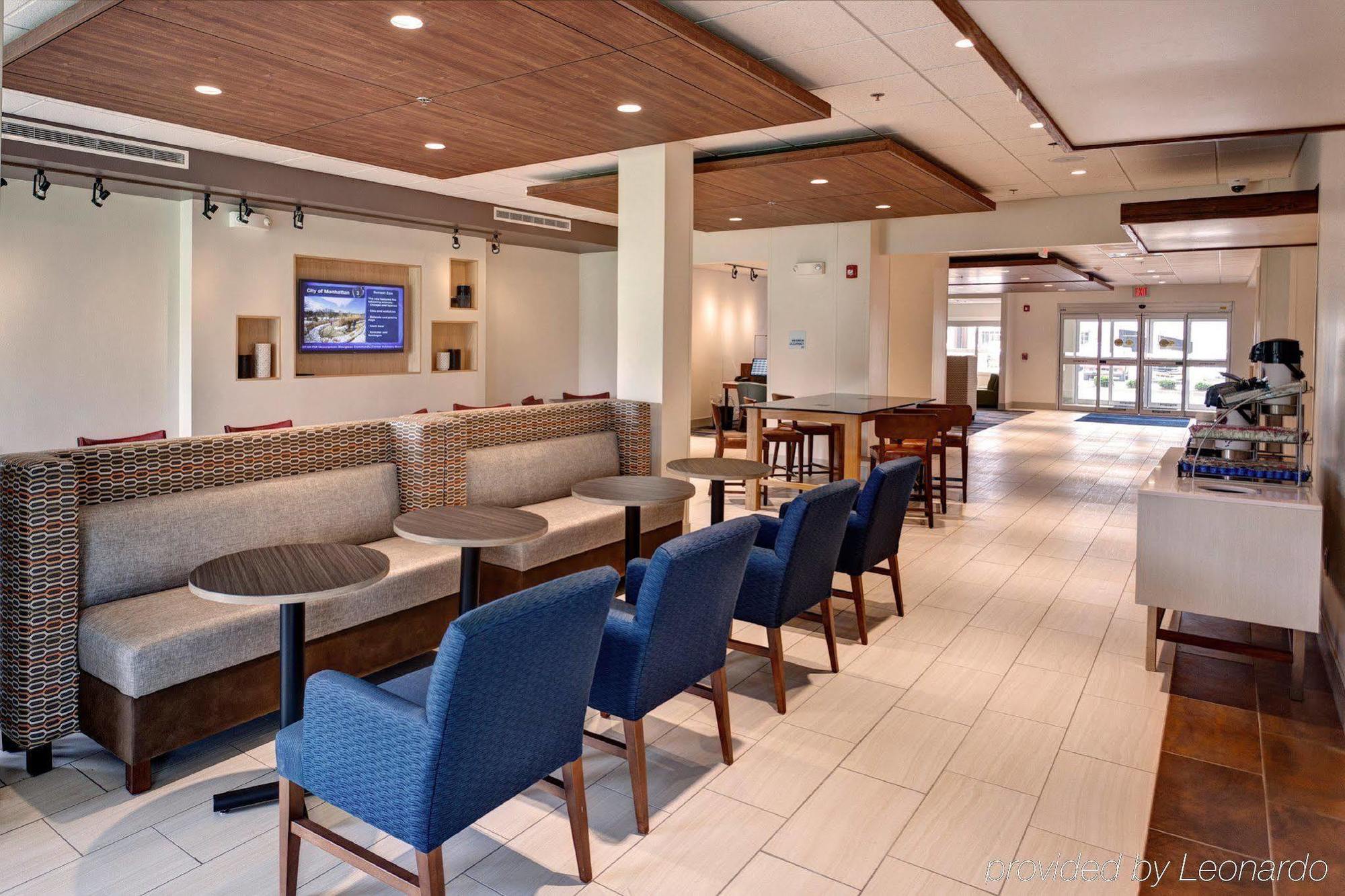 Holiday Inn Express & Suites Great Bend By Ihg Exterior photo