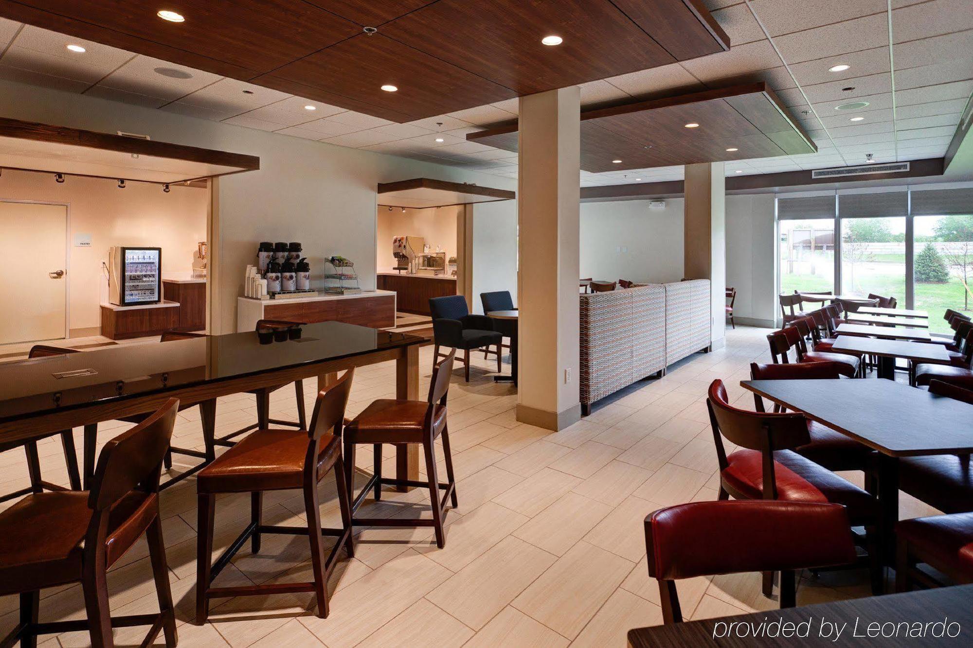 Holiday Inn Express & Suites Great Bend By Ihg Exterior photo