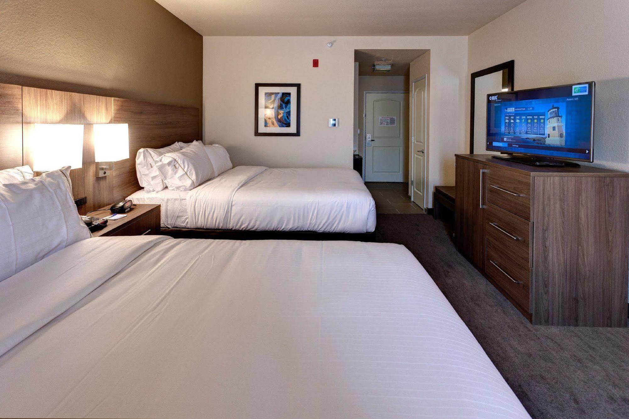 Holiday Inn Express & Suites Great Bend By Ihg Exterior photo