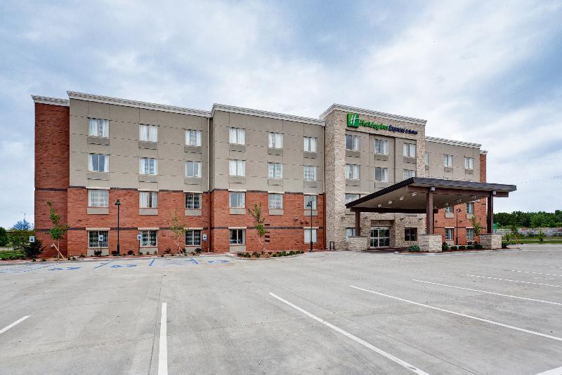 Holiday Inn Express & Suites Great Bend By Ihg Exterior photo